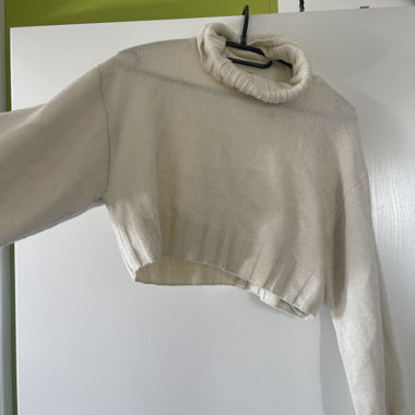 Maglione in maglia beige corto con collo alto