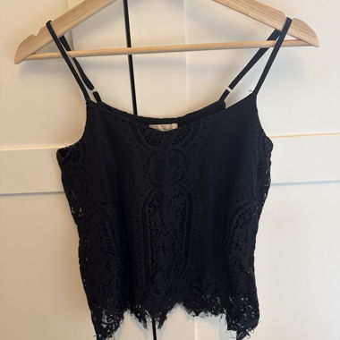 Top in pizzo nero