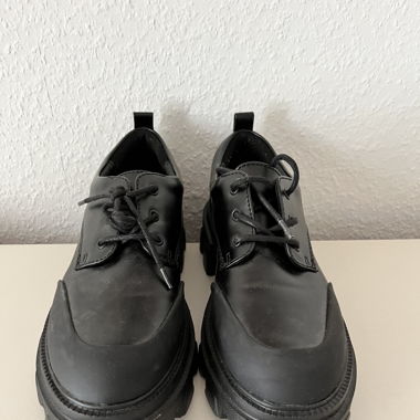 Schwarze Schnürschuhe 