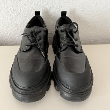 Schwarze Schnürschuhe 
