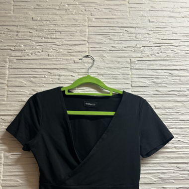 Schwarzes Top mit Ausschnitt