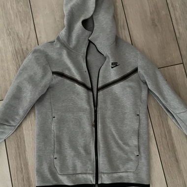 Grauer Nike-Reissverschluss-Hoodie