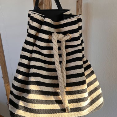 Sac à dos noir blanc rayé