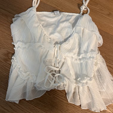 Top con volant bianco