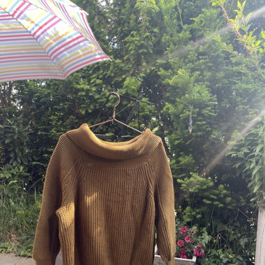 grüner Pullover
