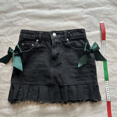 Schwarzer Upcycling Jeans-Minirock mit Falten