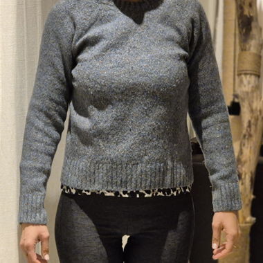 Grauer Strickpullover