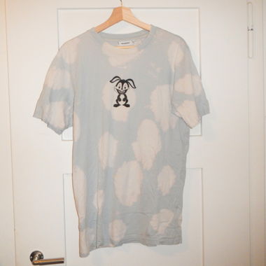 T-shirt grafica tie-dye, grunge