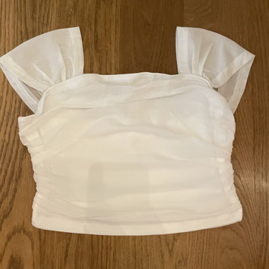 Weisses Crop Top mit Tuelldetails