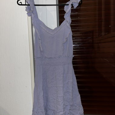 Lila Kleid mit Volants