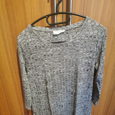 zwei dünne Pullover