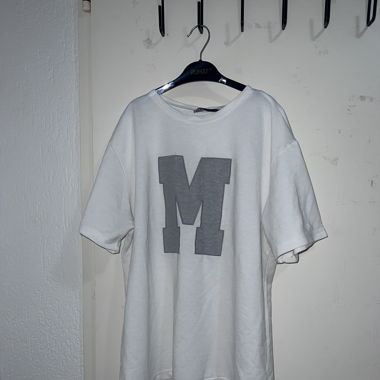 Weißes T-Shirt mit grauem M-Print