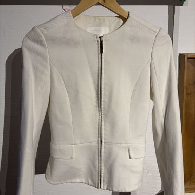Weisse Boss-Jacke