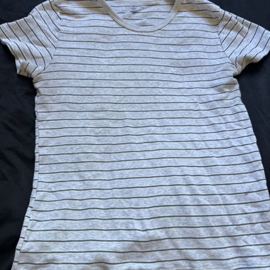 T-shirt gris à rayures