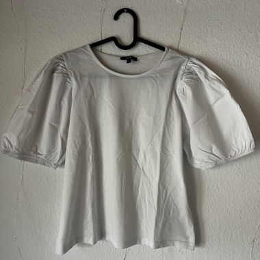 Weisses Puffarm-Shirt