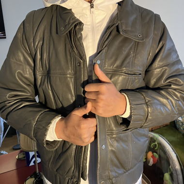 graue lederjacke