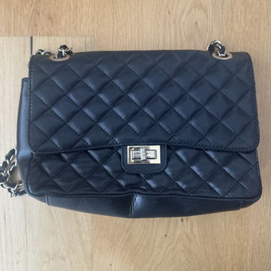 Schwarze gesteppte Schultertasche