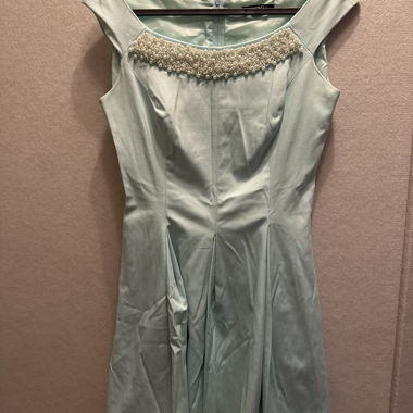Mintfarbenes Kleid mit Perlenbesatz