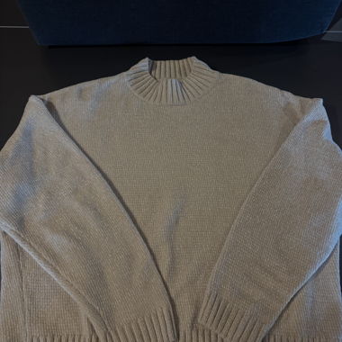 Beiger Strickpullover mit Stehkragen