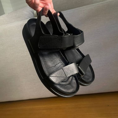 Schwarze Sandalen / Zwei Riemen