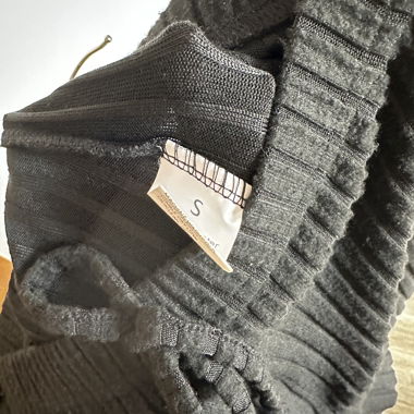 Schwarze Plissee-Hose
