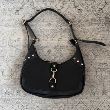 Schwarze Schultertasche mit Nieten