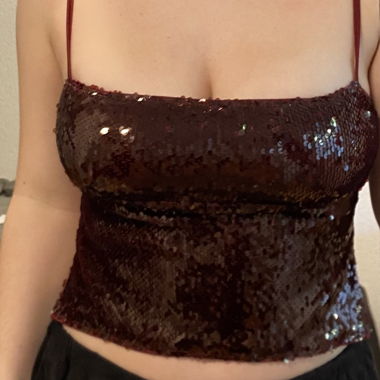 Top bordeaux con paillettes e spalline