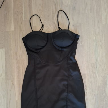 Robe noir satin 