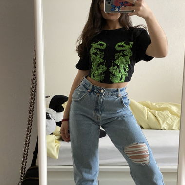 Blaue Jeans mit einseitiger Öffnung
