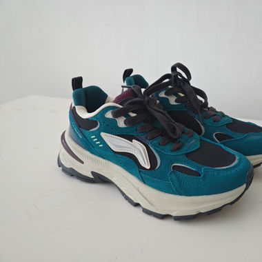 Neue Sneakers, Gr. 43