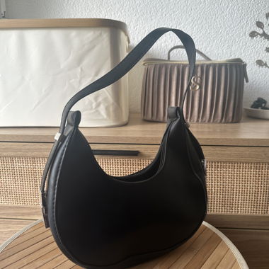 Kleine schwarze Baguette‑Tasche aus Kunstleder