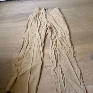 Beige Hose mit weitem Bein