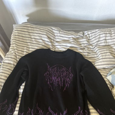 Sweat-shirt noir avec flammes violette
