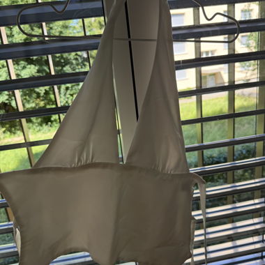 Top in raso Zara bianco scollato sulla schiena