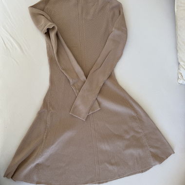 Abito a coste beige con collo alto