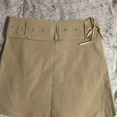 Minigonna Y2K con Occhielli e Allacciatura – Beige / Kaki