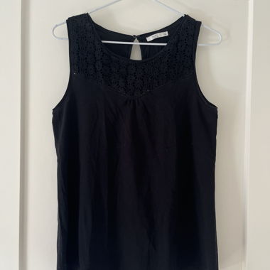 Schwarzes ärmelloses Top