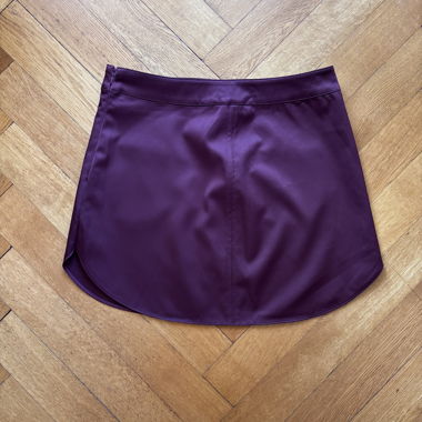 Short aubergine skirt