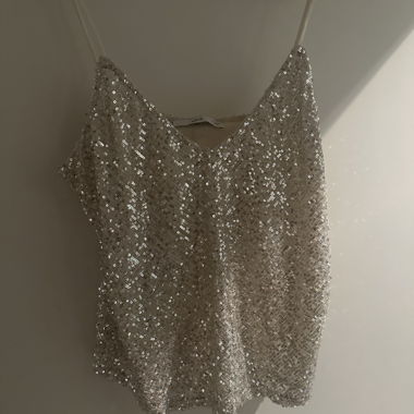 Top scintillante con paillettes e spalline sottili