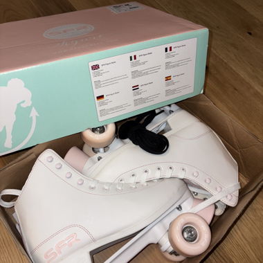White roller skates EU 38