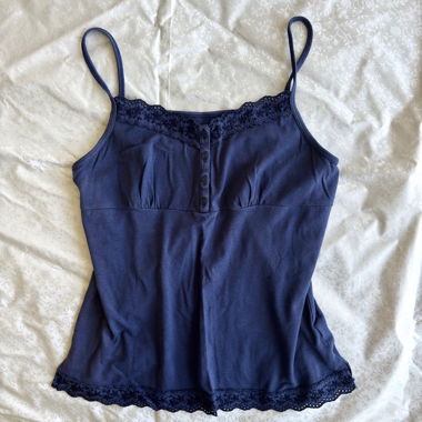 Top cami con balza in pizzo floreale perforato e dettagli con bottoni