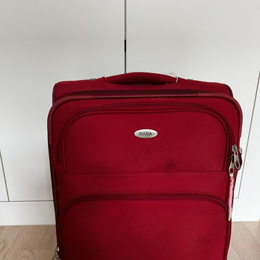 Roter Carry on Koffer
