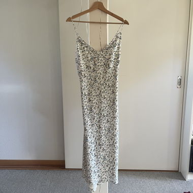 Robe nuisette mi-longue à fleurs et dos nu