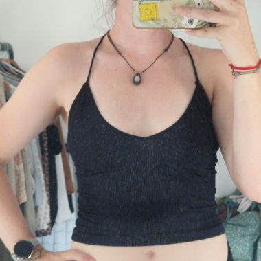 Top nero con scollo a collo alto