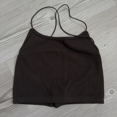 Top marron, dos nu 