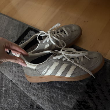 Chaussures Adidas gris velours