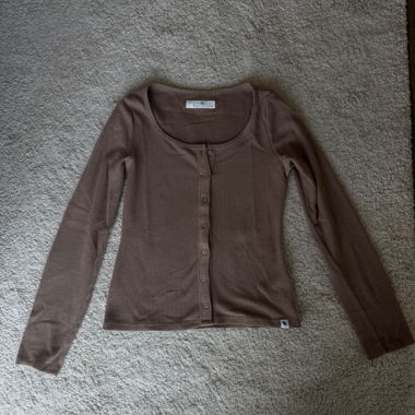 A&F - Braunes Langarmshirt mit Knopfleiste