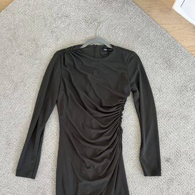 Kurzes Kleid mit langen Ärmeln
