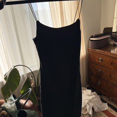 Vestito nero a spalline sottili o sottoveste