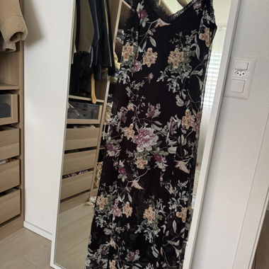 Robe longue fleurie noire